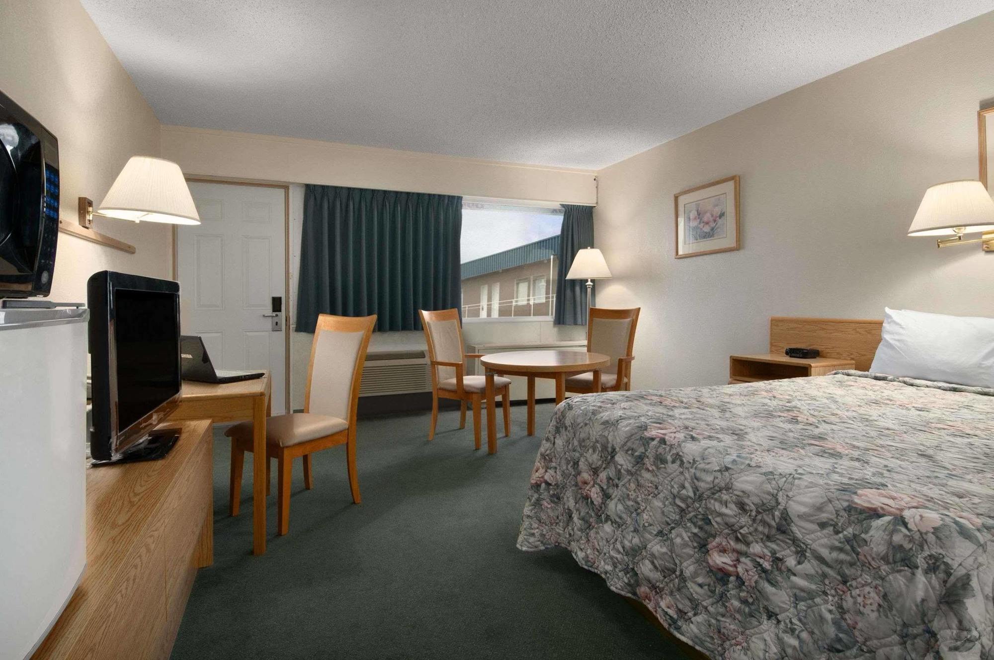 Skyview Swift Current Hotell Exteriör bild